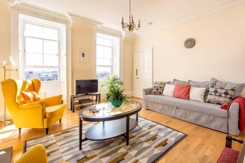 ALTIDO Retro Castle Retreat 2Bed (sleep 6) room 1