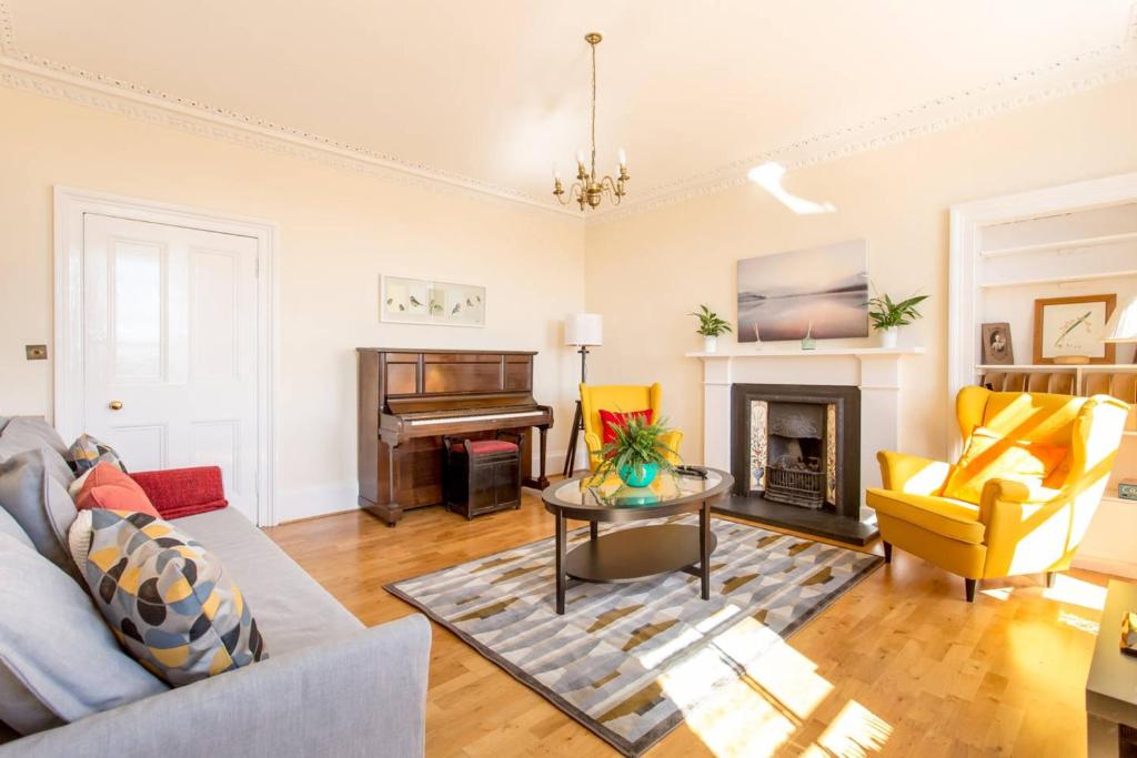 ALTIDO Retro Castle Retreat 2Bed (sleep 6) room 2