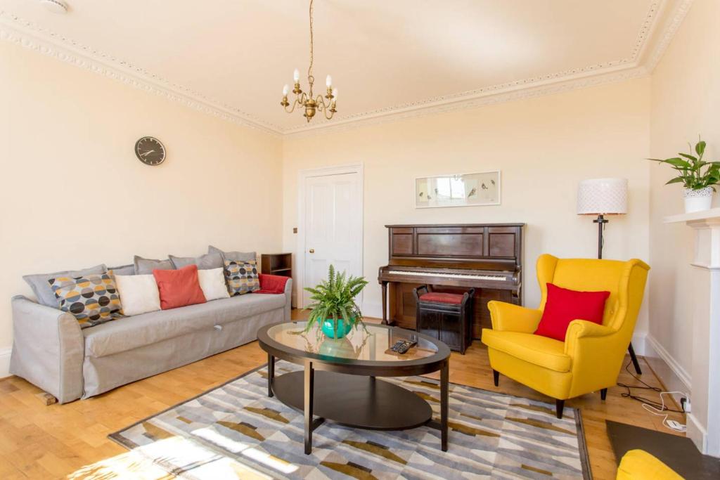 ALTIDO Retro Castle Retreat 2Bed (sleep 6) room 3
