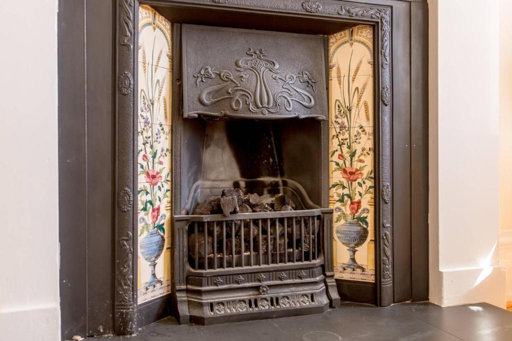 ALTIDO Retro Castle Retreat 2Bed (sleep 6) room 4